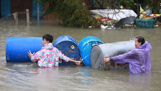 Người già, trẻ nhỏ làm sao để tránh bệnh sau lũ