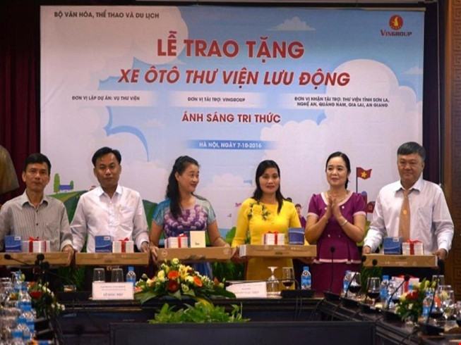 Người khiếm thị được đọc sách trên ô tô thư viện