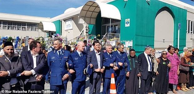 Người New Zealand tạo thành ‘lá chắn sống’ bảo vệ người Hồi giáo cầu nguyện