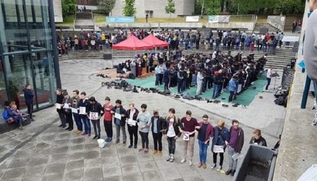 Nguoi New Zealand tao thanh ‘la chan song’ bao ve nguoi Hoi giao cau nguyen