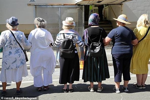 Nguoi New Zealand tao thanh ‘la chan song’ bao ve nguoi Hoi giao cau nguyen