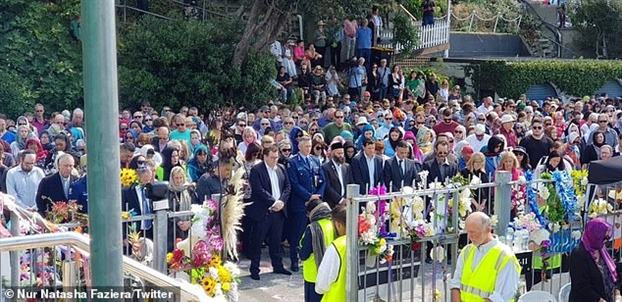 Nguoi New Zealand tao thanh ‘la chan song’ bao ve nguoi Hoi giao cau nguyen