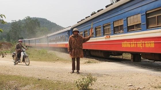 Người thương binh già 12 năm tình nguyện gác tàu ngăn tai nạn