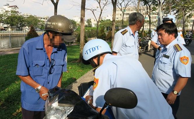 Lực lượng trật tự đô thị Q.1 lập biên bản người tiểu bậy chiều 6.2 /// Ảnh: Đình Phú