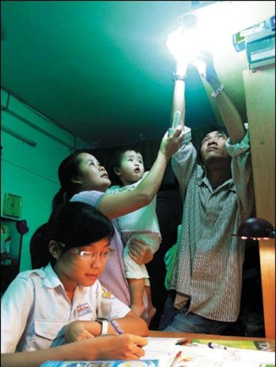 Người trẻ dạy học sinh tiết kiệm điện