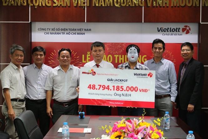 Người đàn ông có tên là N.B.H. ở TP.HCM đã đến Vietlott nhận giải thưởng gần 49 tỉ đồng /// Vietlott