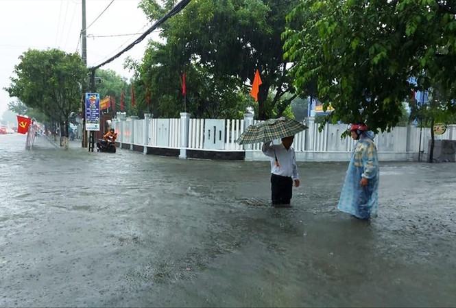 Mưa lớn khiến nhiều tuyến đường ở TP Tam Kỳ, Quảng Nam ngập nặng ảnh: hoài văn