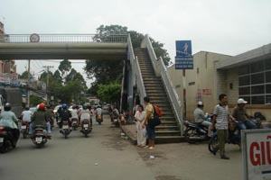 Nguy hiểm đến… từ người đi bộ