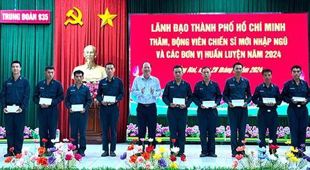 Lãnh đạo TP.HCM thăm chiến sĩ đang thực hiện nghĩa vụ quân sự