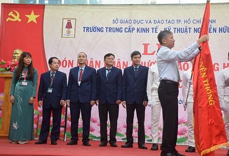 Trường TC Kinh tế – Kỹ thuật Nguyễn Hữu Cảnh đón nhận Huân chương lao động hạng 3