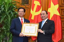 Thủ tướng Nguyễn Xuân Phúc trao Huy hiệu 50 năm tuổi Đảng cho nguyên Thủ tướng Nguyễn Tấn Dũng /// Ảnh: VGP/Quang Hiếu