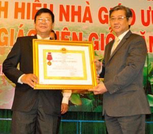 Nguyên Tổng biên tập Báo Giáo Dục TP.HCM nhận Huân chương Lao động hạng III