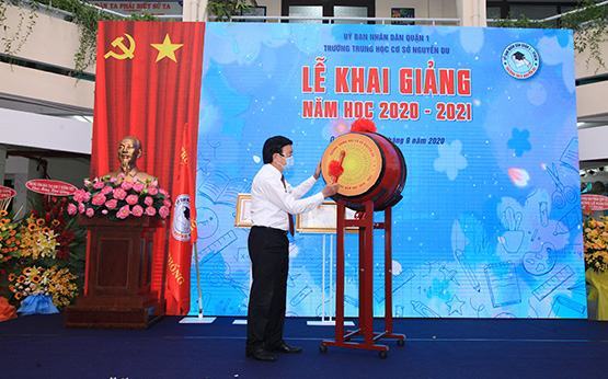 Trường THCS Nguyễn Du đón nhận Huân chương Lao động hạng Nhất