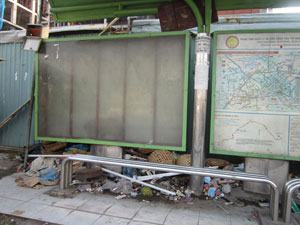 Nhà chờ xe buýt biến thành bãi rác