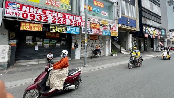 Mặt bằng cho thuê dán chi chít trên đường Hai Bà Trưng. Ảnh: HOÀNG HÙNG