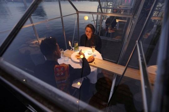 Nha hang Ha Lan cho khach vao nha kinh de dam bao gian cach xa hoi hinh anh 2