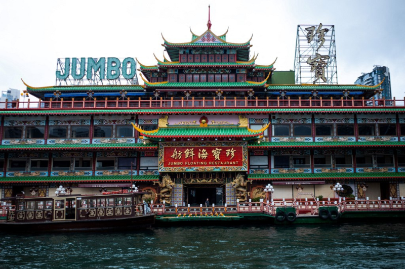 Nhà hàng nổi khổng lồ của Hồng Kông chìm tại Biển Đông - ảnh 2