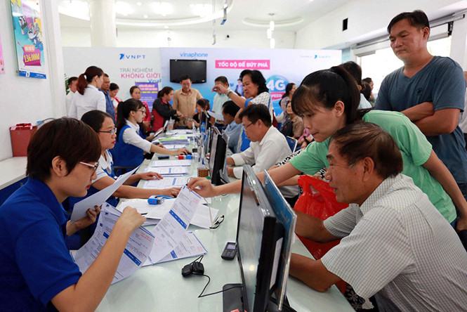 Khách hàng chen chúc chờ bổ sung ảnh chân dung tại nhà mạng Vinaphone /// Ảnh: Ngọc Dương