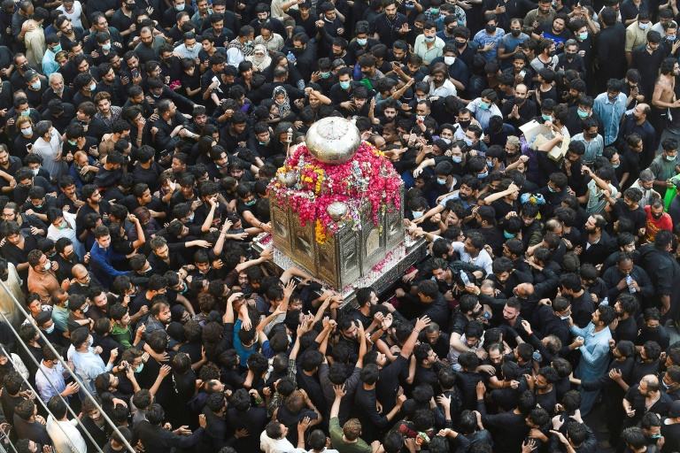 Các chuyên gia y tế lo ngại bùng phát dịch trên diện rộng sau các cuộc tụ họp tôn giáo