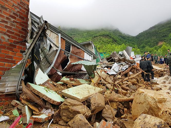 Nha Trang tang thương vì lũ dữ, 12 người chết