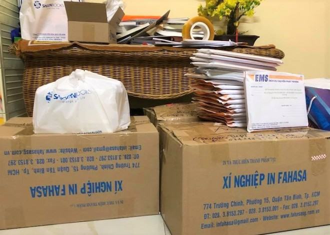 Nhà văn tự bán sách