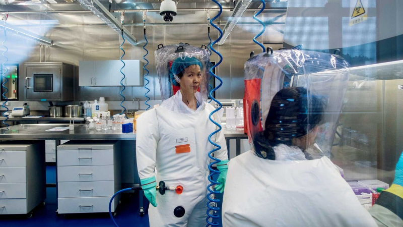 Bà Thạch Chính Lệ trong phòng thí nghiệm an toàn sinh học cấp 4 tại Viện Virus học Vũ Hán /// AFP