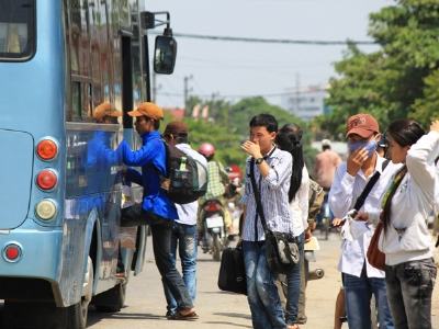 Nhà xe “chặt chém” sĩ tử