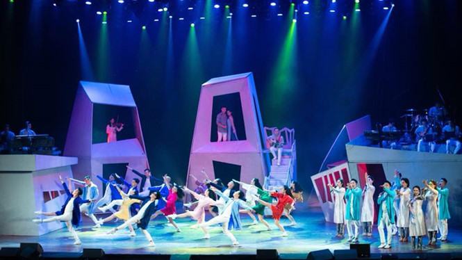 Vở diễn mang phong cách broadway Hà Nội, ngày... tháng... năm - những thanh xuân rực rỡ /// Ảnh: Nhà hát Ca múa nhạc Thăng Long cung cấp
