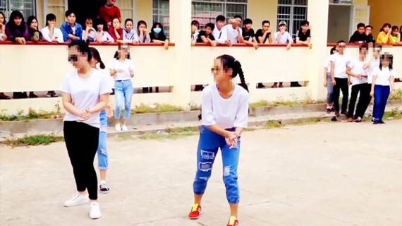Nhóm học sinh lớp 12 một trường THPT ở Cà Mau biểu diễn nhảy dân vũ  trên nền nhạc của một ca khúc nhảm nhí