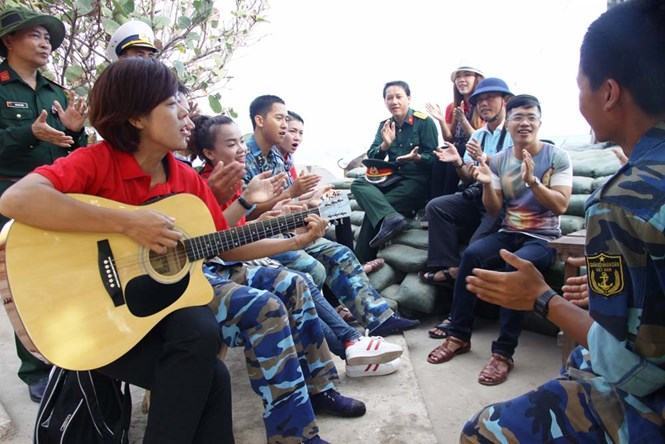 Với cây đàn trên tay, Trâm luôn là người lĩnh xướng các buổi diễn văn nghệ phục vụ chiến sĩ trên đảo  /// Ảnh: Nguyễn Phúc