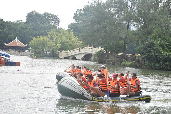 Nhà giáo TP.HCM đua thuyền hơi cao su