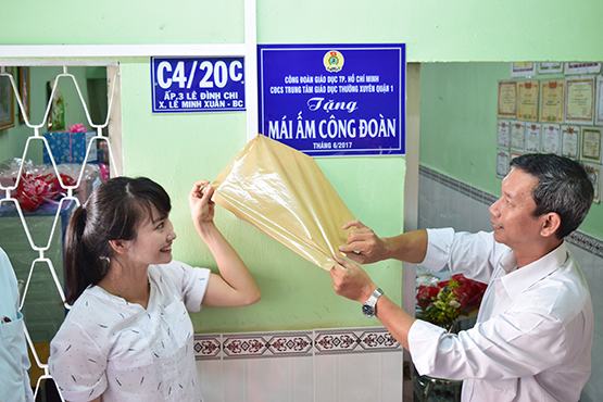 Trao 9 căn nhà Mái ấm công đoàn cho CB-GV-NV