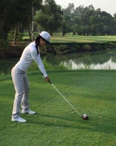 Ngoài thời gian làm việc trên bầu trời, cô thường chơi golf mỗi khi rảnh rỗi.