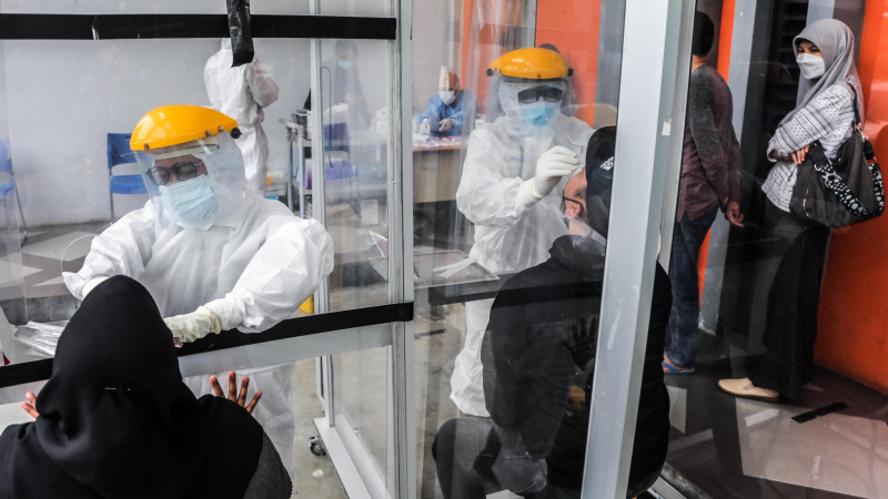 Nhân viên y tế Indonesia tái sử dụng tăm bông xét nghiệm Covid-19 cho hàng ngàn người