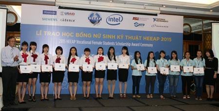 Trao 109 học bổng cho nữ sinh học ngành kỹ thuật