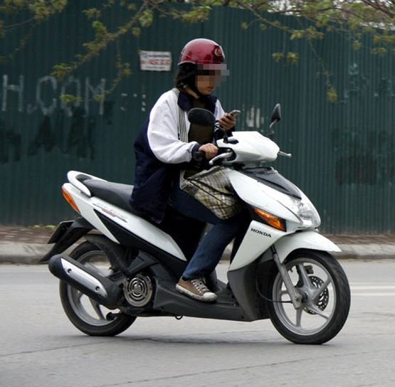 Dùng điện thoại trong khi tham gia giao thông: Nguy cơ rủi ro cao gấp 20,3 lần