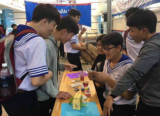 Học sinh gây quỹ từ thiện sau lễ khai giảng