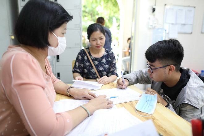 Thí sinh làm thủ tục điều chỉnh nguyện vọng tại Trường THPT Marie Curie (Q.3, TP.HCM)  	 /// ẢNH: NGỌC DƯƠNG  