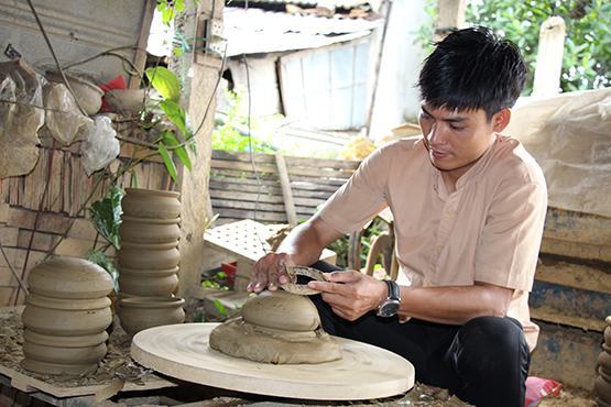 Tiếp nối nghề gốm của cha ông