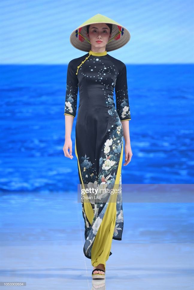 Nhat bao Trung Quoc goi ao dai, non la Viet Nam la ‘phong cach Trung Quoc’