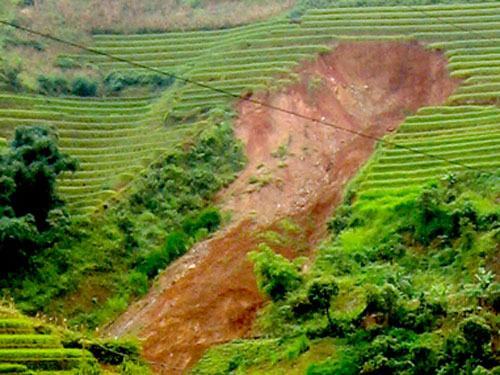 Nhặt quặng dưới mưa, 20 người bị vùi lấp