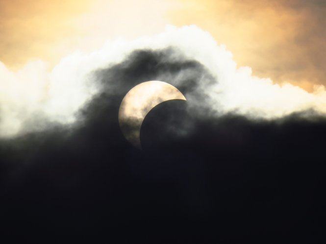 Nhật thực một phần quan sát rất rõ tại TP.HCM 