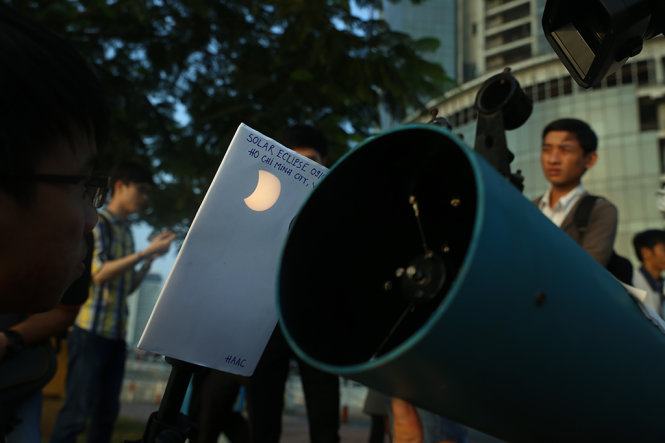 Nhật thực một phần quan sát rất rõ tại TP.HCM 