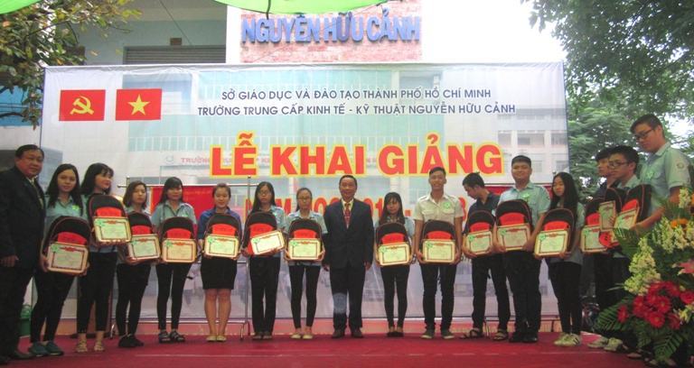 Trường TC Nguyễn Hữu Cảnh: Khai giảng năm học mới cho 900 HS