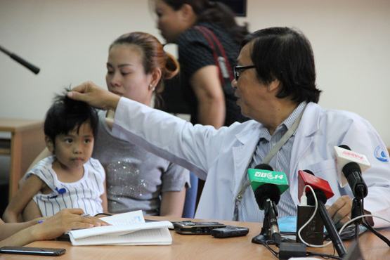 7 tuổi nặng 13kg vì… thích ăn tóc