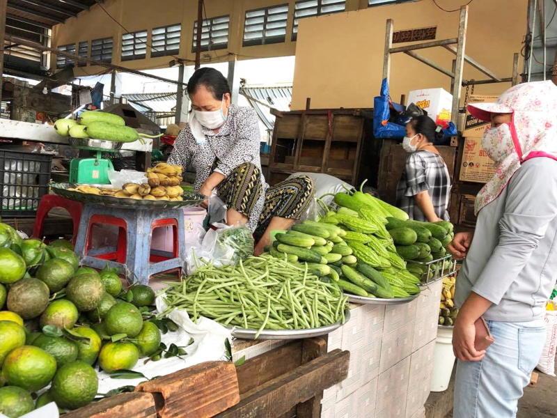 Nhiều chợ ở TPHCM tạm đóng cửa, thực phẩm tăng giá, khó mua