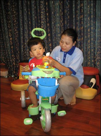 Nhiều gia đình chào mời sinh viên làm bảo mẫu