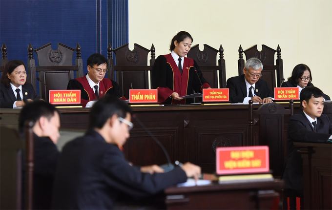 Nhiều lớp cảnh sát tại phiên xét xử vụ án đánh bạc chục nghìn tỷ