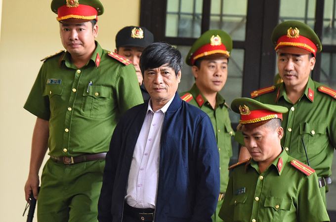 Nhiều lớp cảnh sát tại phiên xét xử vụ án đánh bạc chục nghìn tỷ