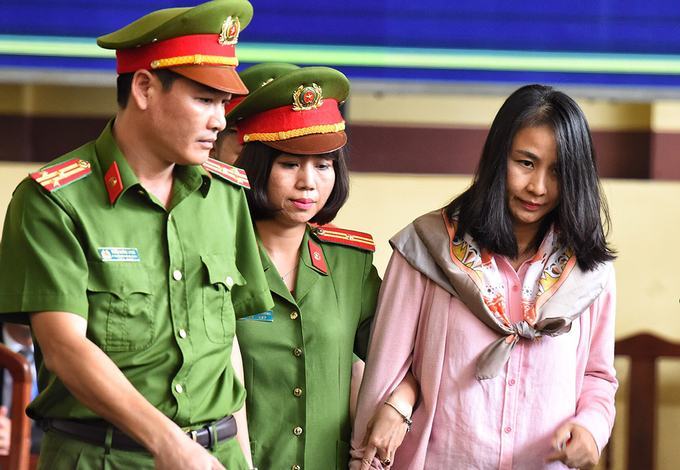 Nhiều lớp cảnh sát tại phiên xét xử vụ án đánh bạc chục nghìn tỷ